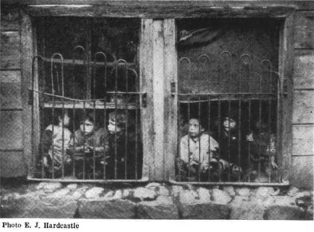 095. Φυλακισμένα ελληνόπουλα στην Κωνσταντινούπολη